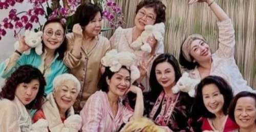 豪宅中大搞睡衣派对！65岁知名女星近况曝光，曾嫁入豪门连生5子