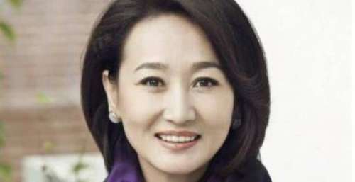 她是腾格尔的前妻，曾为爱付出8年青春，如今年过半百依然单身