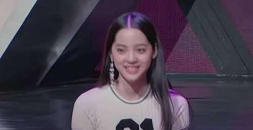 欧阳娜娜综艺旧照曝光，穿短袖秀曲线美，笑容满面略显开心