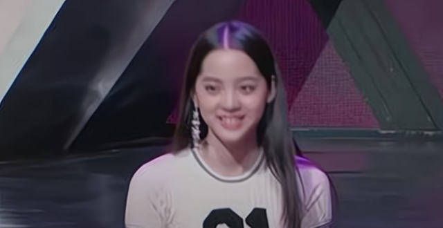欧阳娜娜综艺旧照曝光，穿短袖秀曲线美，笑容满面略显开心