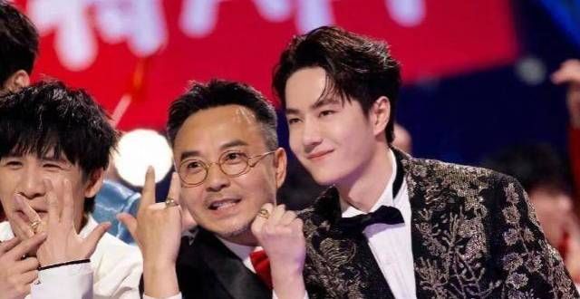 零点跨年：何炅穿越人海拥抱吴昕！看到后瞬间泪目