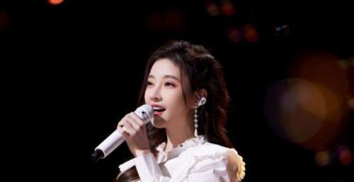 B站跨年晚会好评如潮，冯提莫全新演绎小红花，暖心演唱受称赞