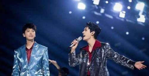 信唱跨年演唱会挨骂走音！网友批“在搞什么”，合唱男星急出面圆场