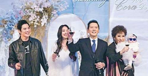 安以轩陈荣炼终于同框，夫妻俩跟向太夫妇跨年，保镖同行阵仗大