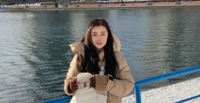 55岁王祖贤拜佛被拍，皮肤白皙紧致，扎高马尾宛若少女