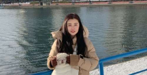 55岁王祖贤拜佛被拍，皮肤白皙紧致，扎高马尾宛若少女