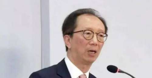 香港“财神爷”娶小26岁伏明霞，婚后风流不改，与妻子闺蜜传绯闻