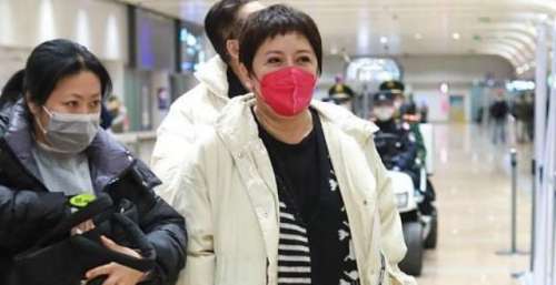 向华强夫妇现身机场被拍！向太一件外套六万块，拉衣领挡脸好害羞