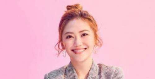 应采儿晒一家四口合照，实在是太可爱了