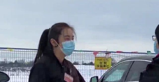 54岁王祖贤现身寺庙，脸部严重发福双下巴明显，弯腰驼背似路人