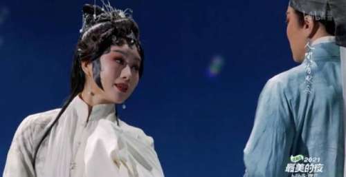 无锡录制的B站跨年：“白蛇”归来“开盲盒”，被宋朝“青绿”美哭