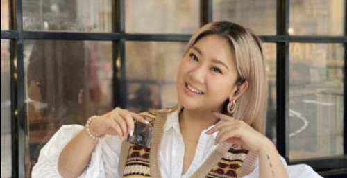 34岁郑欣宜首夺女歌手金奖，泪洒颁奖礼台，靠实力撕掉星二代标签
