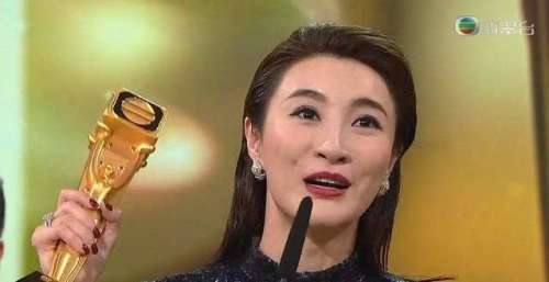 视后不哭！林夏薇创造历史，站上TVB最高领奖台的首位内地演员
