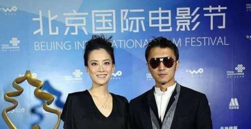 她才是谢霆锋身边“不离不弃”的女人，漂亮有气质，眉宇间神似王菲！