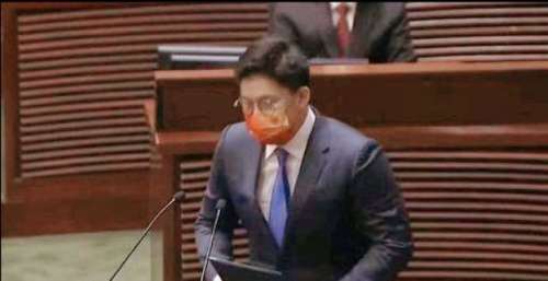 霍启刚就任仪式曝光，佩戴中国红口罩获赞！身上领带颇有深意