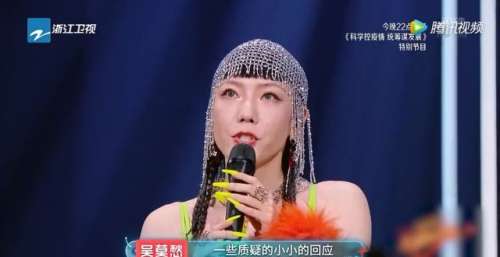 梁龙吴莫愁改编《月亮之上》，红配绿服装抢眼，这番魔改有意思