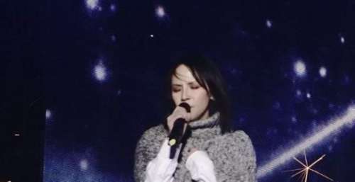 抱病寒风开唱大走音 杨乃文一脸懊恼