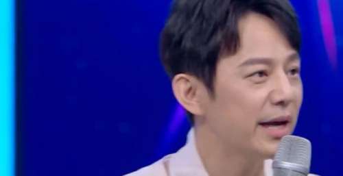 《你好星期六》新人主持自带手机掉台上，同台人都​懵了​，何炅做法引热议