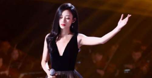 《好声音》亚军王靖雯被热捧，冠军伍珂玥对比明显，登上央视舞台