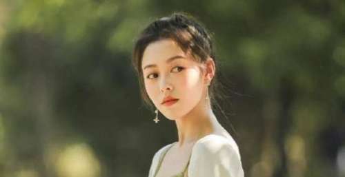 上戏老师参加恋综，形象气质令人惊艳，首播好感度排名却出人意料