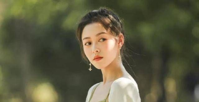 上戏老师参加恋综，形象气质令人惊艳，首播好感度排名却出人意料