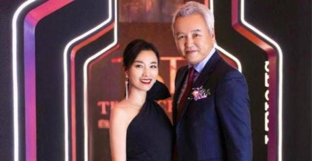 张庭奢华生活被扒，五个保姆伺候天天喝燕窝，房太多导致记错住址