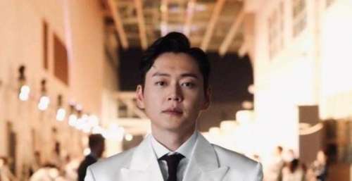 TVB小生张振朗与女友同居试婚，两人接侄子放学，像极了一家三口