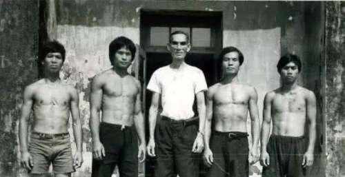 “江湖总教头”传奇：打过李小龙，当过狱中教父，大佬都拜他为师