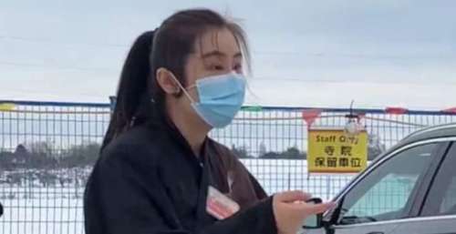 54岁王祖贤罕见面，双眼凹陷驼背明显，网友：女神还是老了
