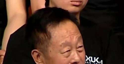 首个登上的香港歌手，为了支持祖国卖车卖房，你还记得他吗