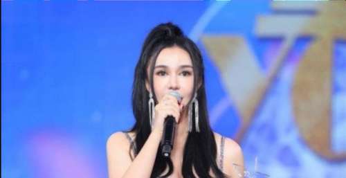 黛薇卡出席“星光YOUNG年度盛典”北京颁奖典礼