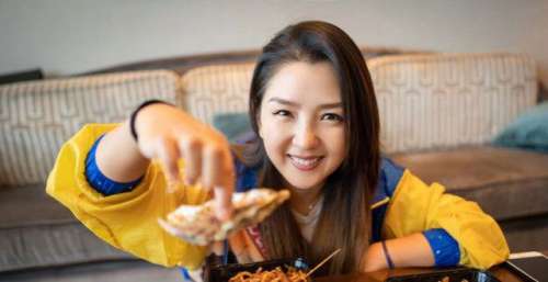 王祖贤近照曝光，53岁赘肉加身胖成何洁，网友慨叹：女神老了
