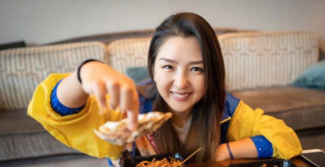 王祖贤近照曝光，53岁赘肉加身胖成何洁，网友慨叹：女神老了