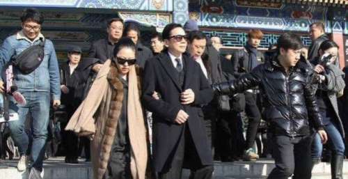 去澳门看演唱会带几个保镖，来北京更带一车保镖，他才是隐形富豪