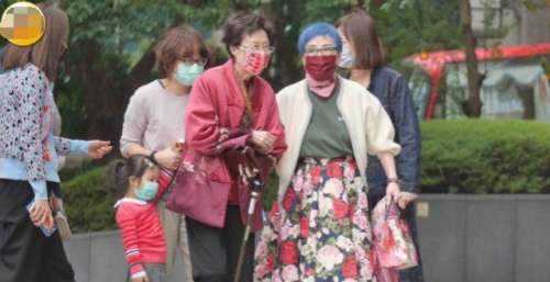 庾澄庆全家为妈妈庆90大寿，一双儿女罕见面，全身照曝光超可爱