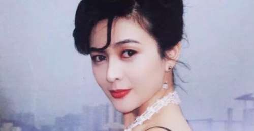 关之琳与友聚会被偶遇，精致妆容难掩衰老，59岁仍独居无子