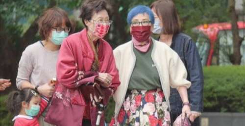 庾澄庆为妈庆90大寿，娇妻携一双儿女罕脸，伊能静大儿子未现身