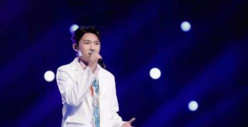 陈其楠亮相央视《乐享2022演唱会》 嘹亮歌声燃情唱响热血青春