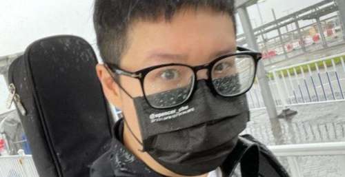 李靓蕾旧照被“扒”，和神秘男头靠头亲密合影，为洗白丑化前妻？