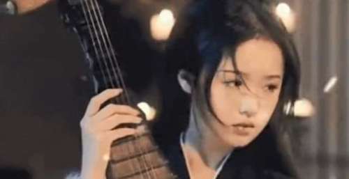 四川高校一女大学生穿古装拍视频，楚楚动人，貌美“神似”叶全真