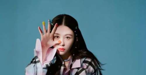 邱淑贞大女儿晒写真美照，五官精致不输妈妈，甄子丹爱女点赞互动