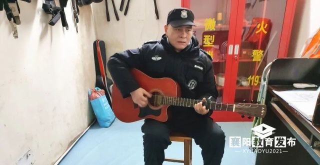 左手警棍右手吉他，襄阳一中学保安大叔走红