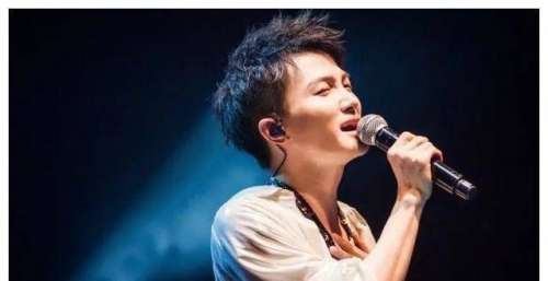 从小山村的留守儿童到一线男歌手，是如何一路逆袭的？