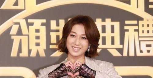 TVB万千星辉颁奖典礼红毯：大马视后钟嘉欣渔网内搭性感率性