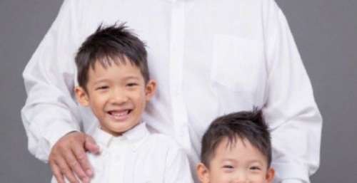 洪金宝70岁生日，儿子晒合照为父亲送祝福，爷孙穿同款温馨有爱