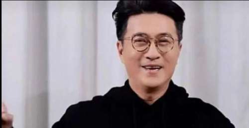 港圈真正的冻龄男神，年近60仍似30岁小伙，晚年还得TVB重用