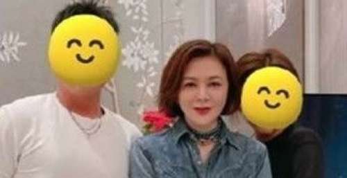 关之琳近照曝光，牛仔装扮气色佳不似58岁，47岁周汶锜少女感十足
