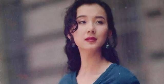 不再迷恋整容的萧蔷，脸终于正常了，年过50身材比90后还抗打
