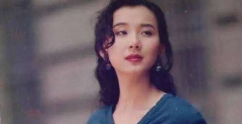 不再迷恋整容的萧蔷，脸终于正常了，年过50身材比90后还抗打
