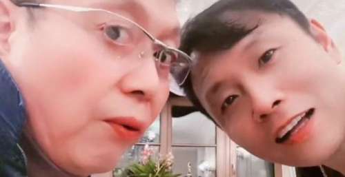 42岁祁隆与王为念同框！俩人趴桌子上交流，挑眉眯眼头发略显稀疏